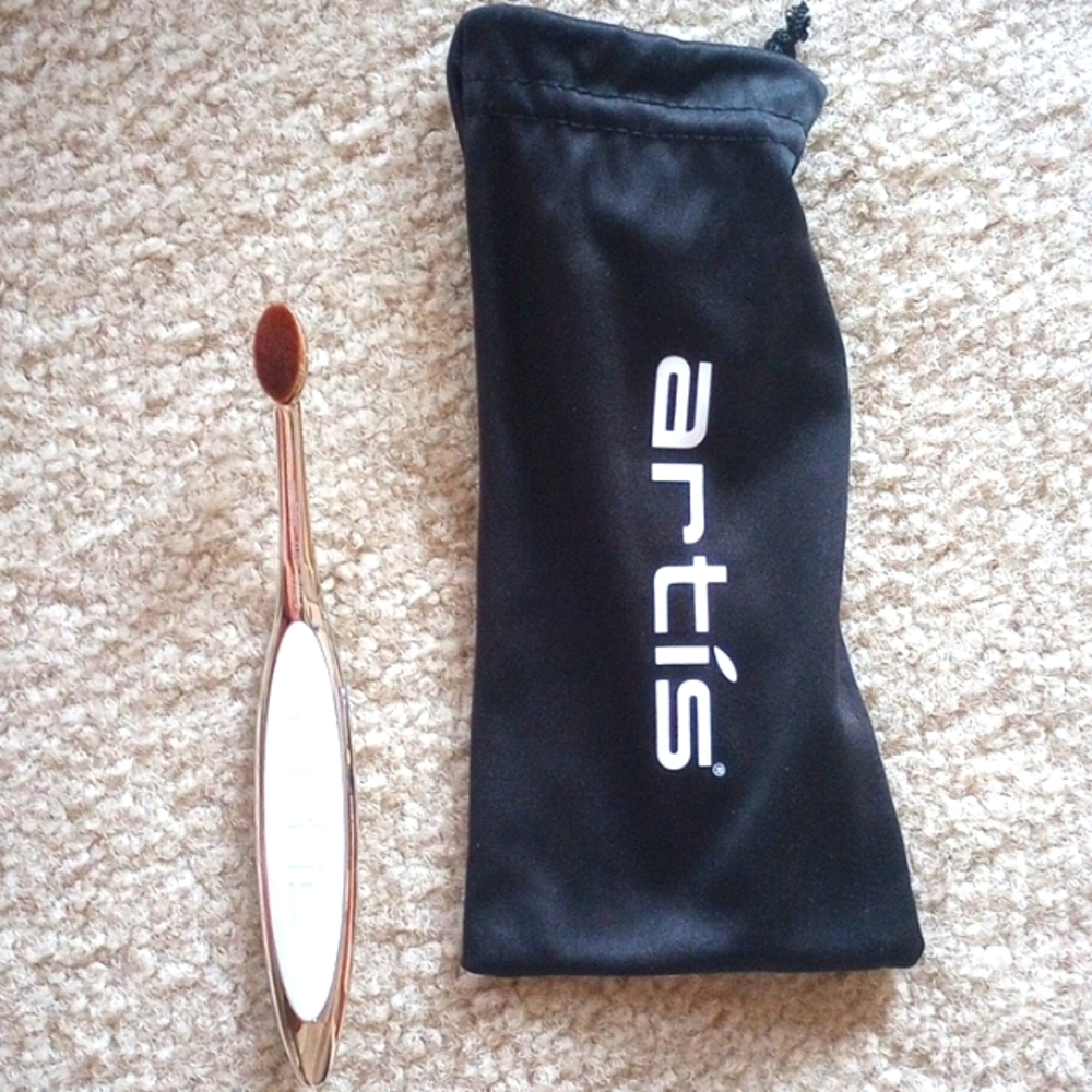 Artis 3 brush